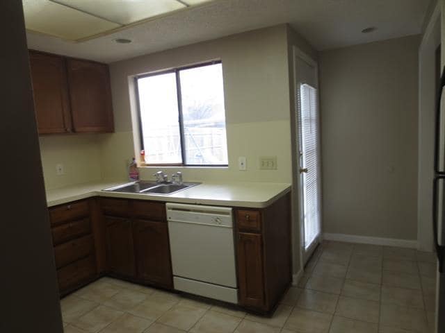 Building Photo - 5905 Royalcrest Dr