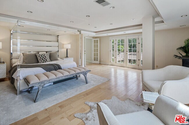 Building Photo - 3625 Coldwater Canyon Ave