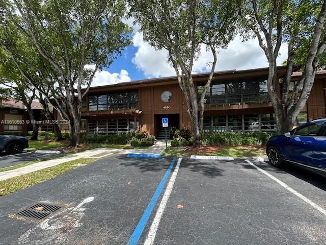 Foto del edificio - 4890 NW 102nd Ave