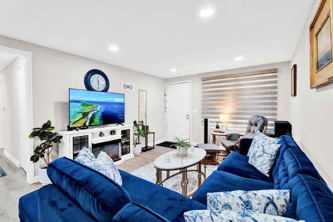 Building Photo - 6 Roanoke Ln