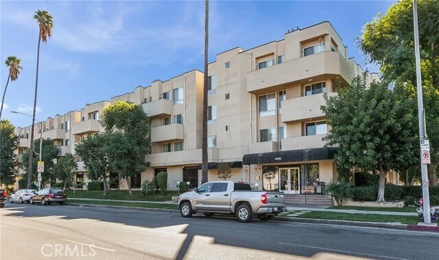 Foto del edificio - 19350 Sherman Way