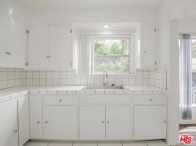 Foto del edificio - 3370 W 83rd St