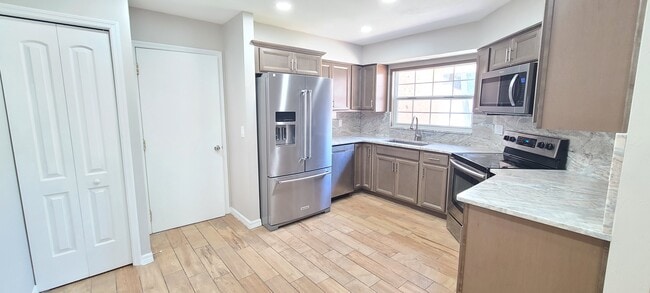 Photo - 816 Brimfield Ct House