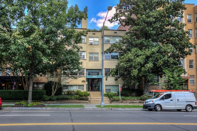 Building Photo - Charming Chevy Chase Condo! Parking and Ut...