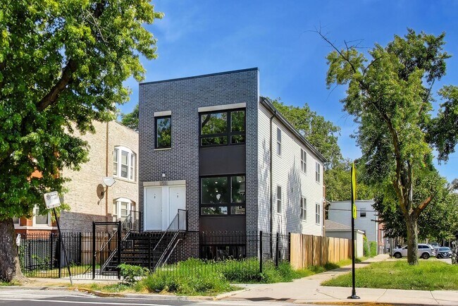 Foto del edificio - 703 N Homan Ave.