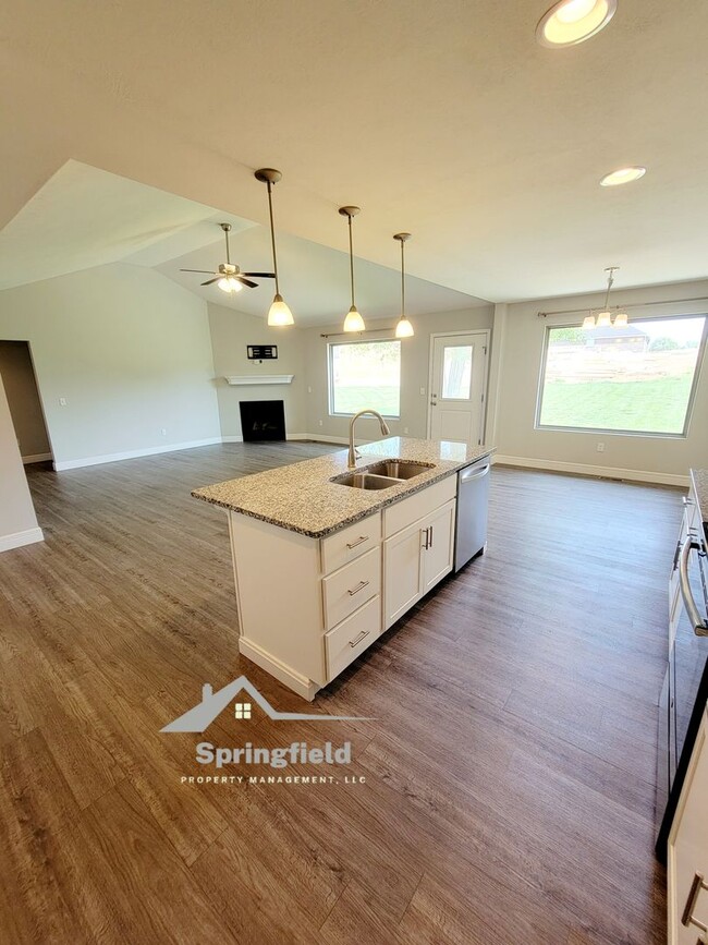 Building Photo - Hickory Valley Luxury w/ Ultra Open Floor ...