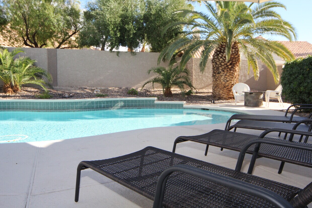 Piscina gigante de gran tamaño - 7444 Forestdale Ct