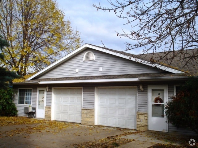 Building Photo - 1933 Victory St