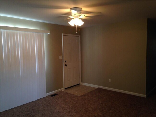Building Photo - 5 Whitewood Ct