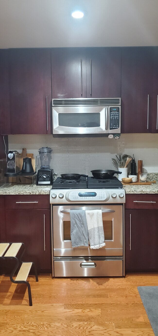 kitchen - all appliances included - 317 Hudson Park