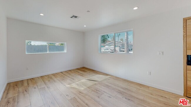 Building Photo - 16010 Cantlay St