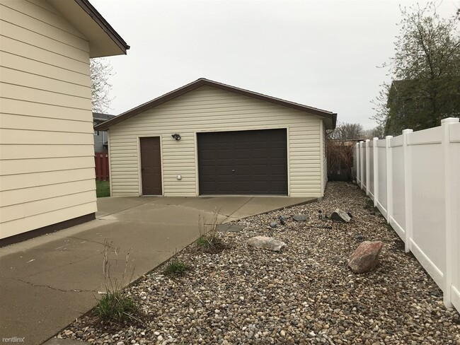 Building Photo - 4 br, 2 bath House - 707 E Wachter Ave