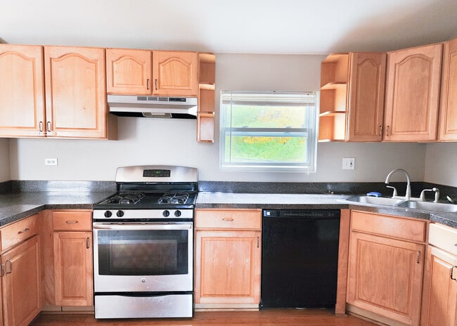 Building Photo - 1634 W Huron St