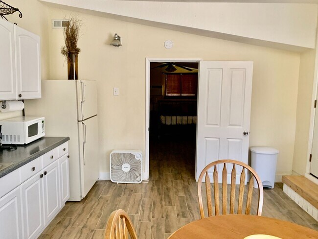 Building Photo - Downstairs Studio w/ Bedroom, Bath, Kitche...