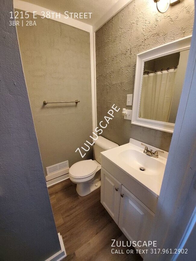 Building Photo - Gorgeous 3 bed/2 bath ranch w/ 2 car detac...