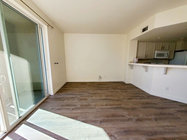 Building Photo - 3bd/3ba Tri-Level Condo - Pet-friendly