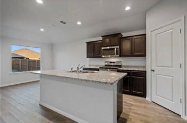 Foto del edificio - 321 Youngblood Ln