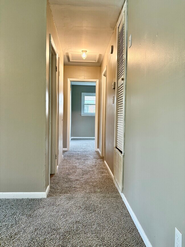 Building Photo - 3330 Karian Dr