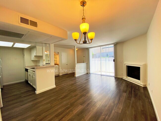 Building Photo - 2355 Bentley Ave