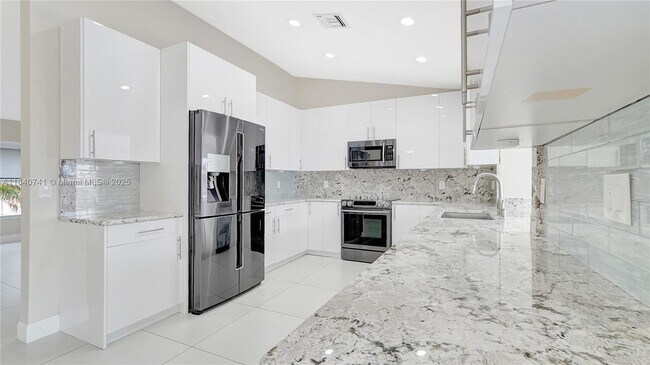 Building Photo - 1412 NE 53rd Ct