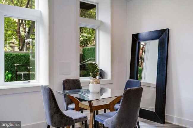 Foto del edificio - 2429 Ontario Rd NW