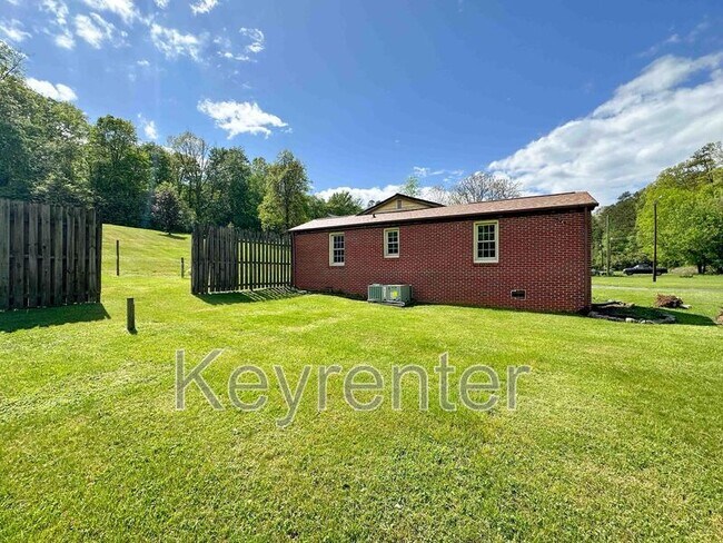 Foto del edificio - 7715 Greenwell Rd