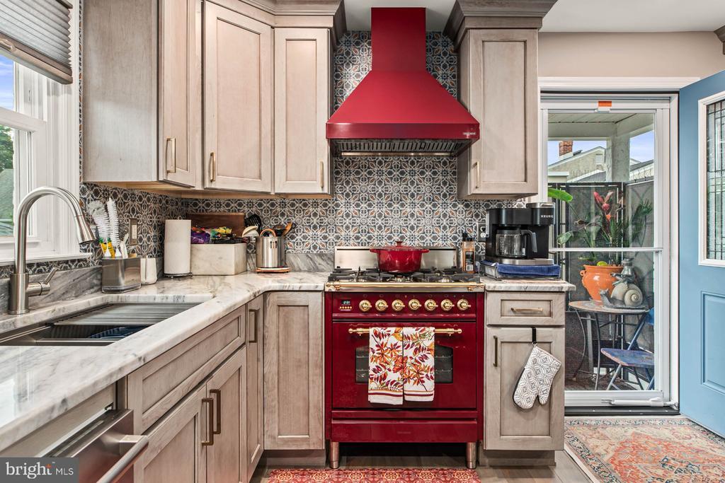 Primary Photo - 1910 Parker Ave