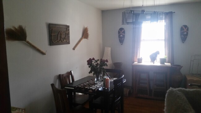 Comedor y ventana - 3967 Ames St NE