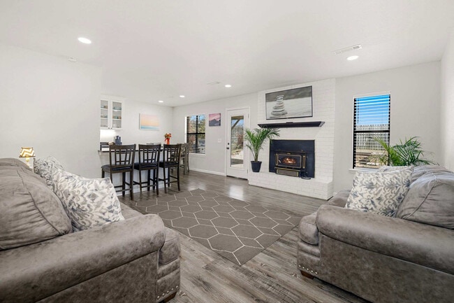 Building Photo - 3028 N Malinda Dr