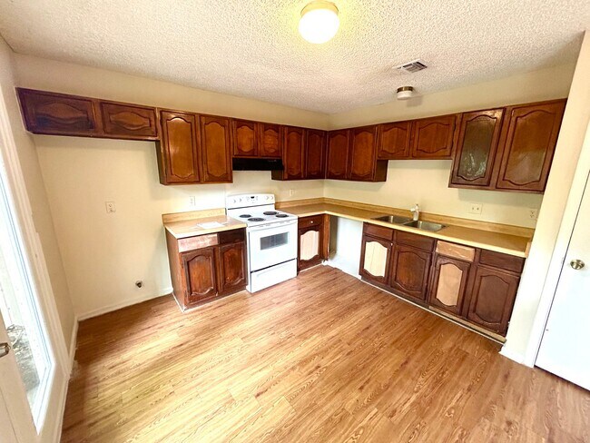 Foto del edificio - **APPLICATION RECEIVED** Convenient 2 Bedr...