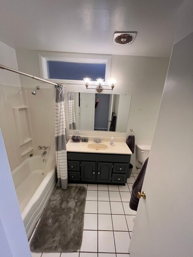 Foto del edificio - Fully furnished property with several lease options! Can be leased unfurnished.