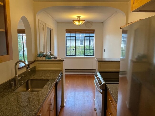 Building Photo - Vintage Eastlake Condo