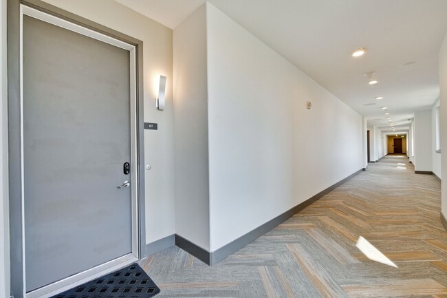 Building Photo - 2 bed 2.5 bath luxury condo