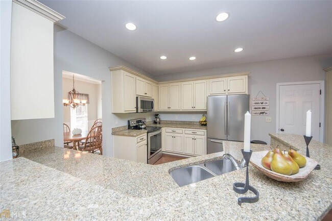 Foto del edificio - *** FIRST MONTH FREE WITH MOVE IN DATE BEFORE 3/16*** Hurry and show this 5 bedroom, 3 full bath ...