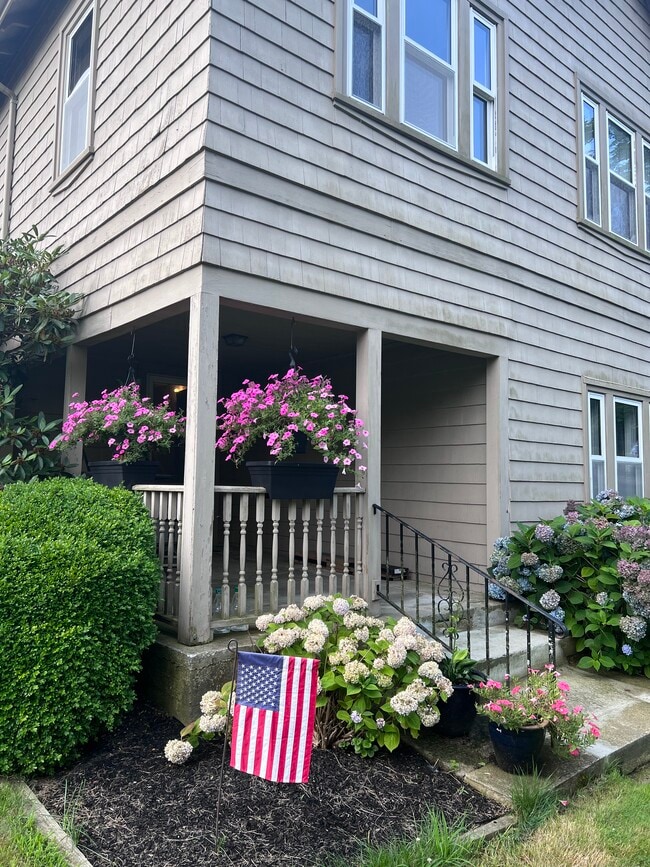 Building Photo - 619 Child St