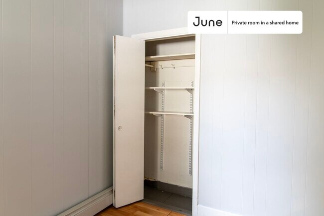 Foto del edificio - Room in Shared 3 bed/1 bath home