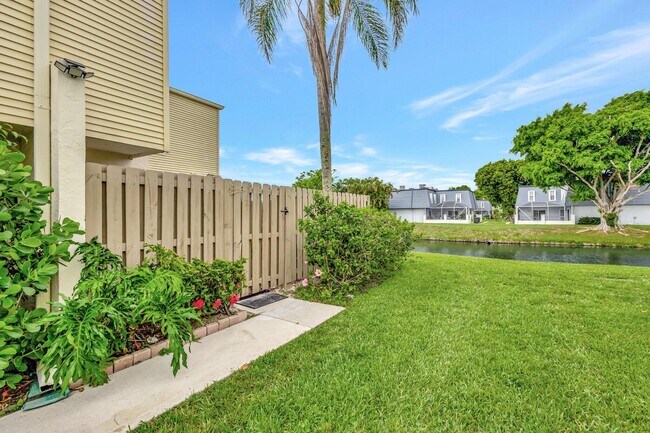 Building Photo - 1586 Shaker Cir