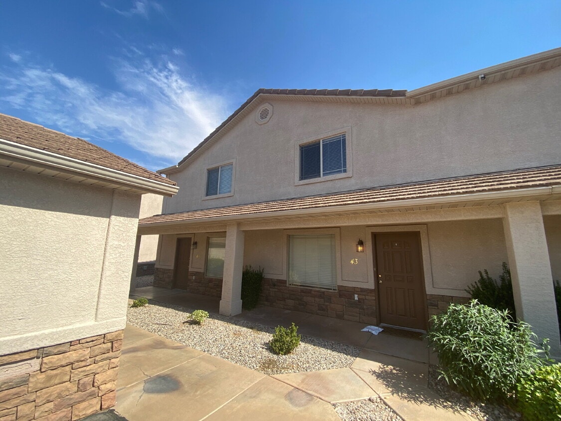 Primary Photo - End Unit Townhome with 3 beds 2.5 baths.