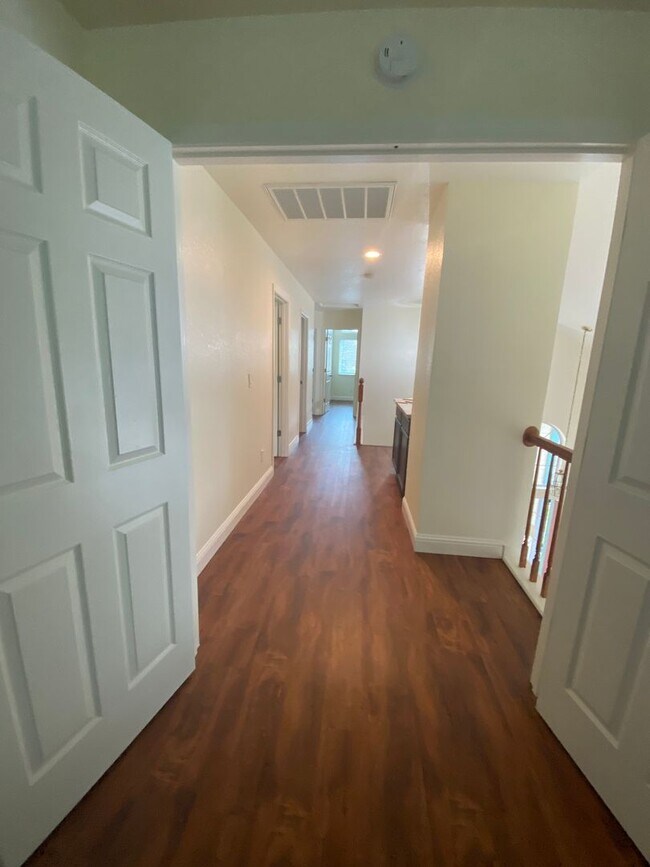 Foto del edificio - Located in a great neighborhood 4Bdm 3Ba H...