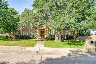 Building Photo - 704 Red Oak Ct