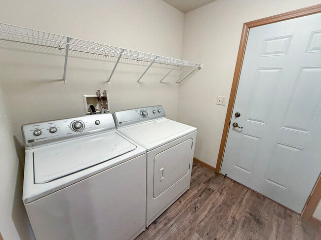 Building Photo - 5908 Delikowski St