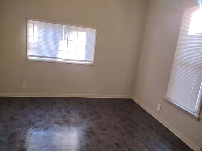 Foto del edificio - 910 W 8th St