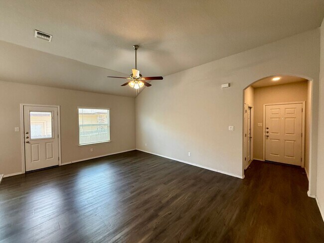 Building Photo - 3 Bedroom, 2 Bathroom Duplex in Converse!