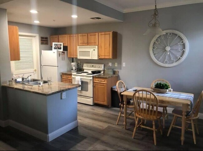Foto del edificio - 1360 Shady Ln