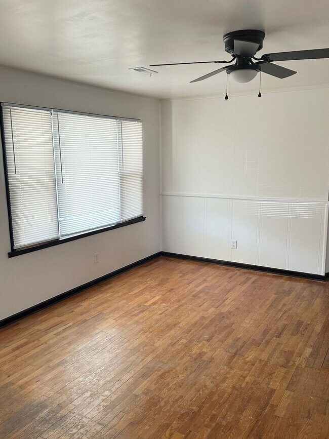 Foto del edificio - Hardwood Floors