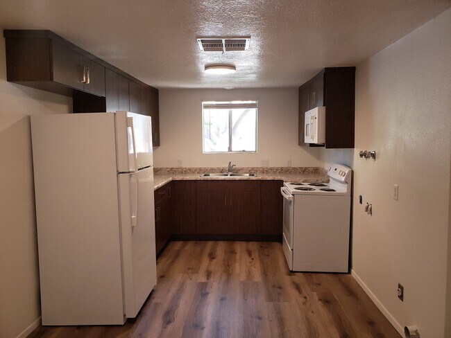 Building Photo - 2 Bed 1 Bath Downtown Apartment.