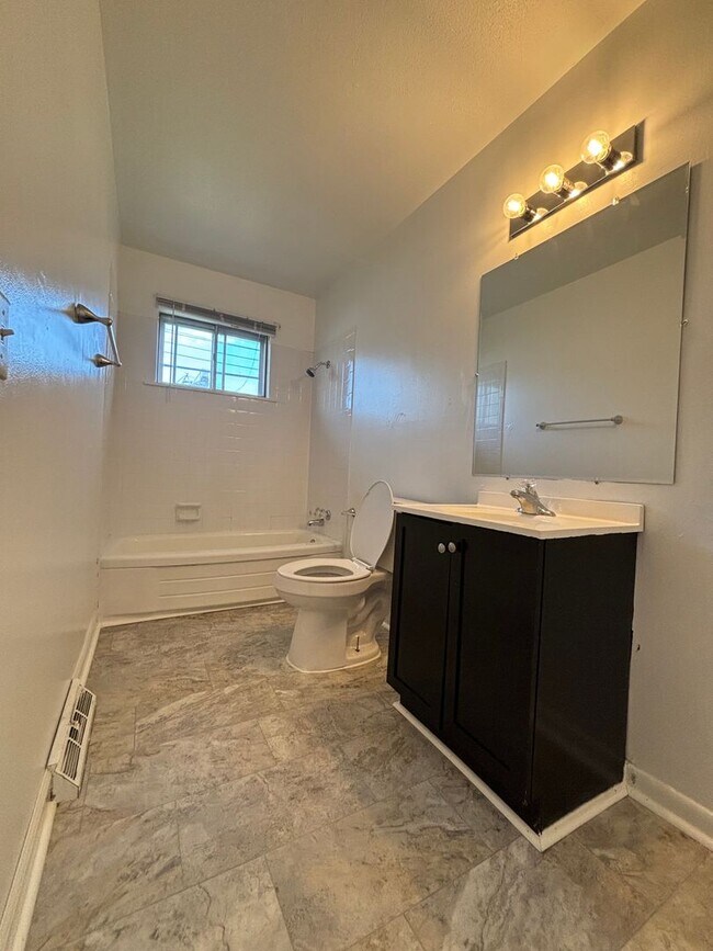 Building Photo - 1 bedroom 1 bath duplex available now