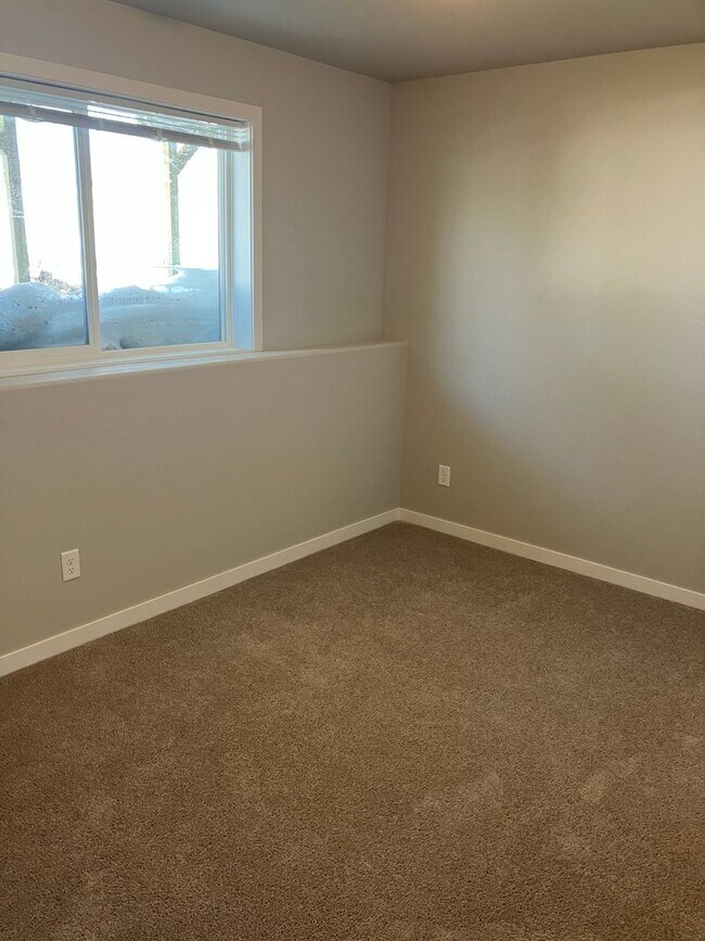 Building Photo - New 3 Bedroom/3 Bathroom Twin Home