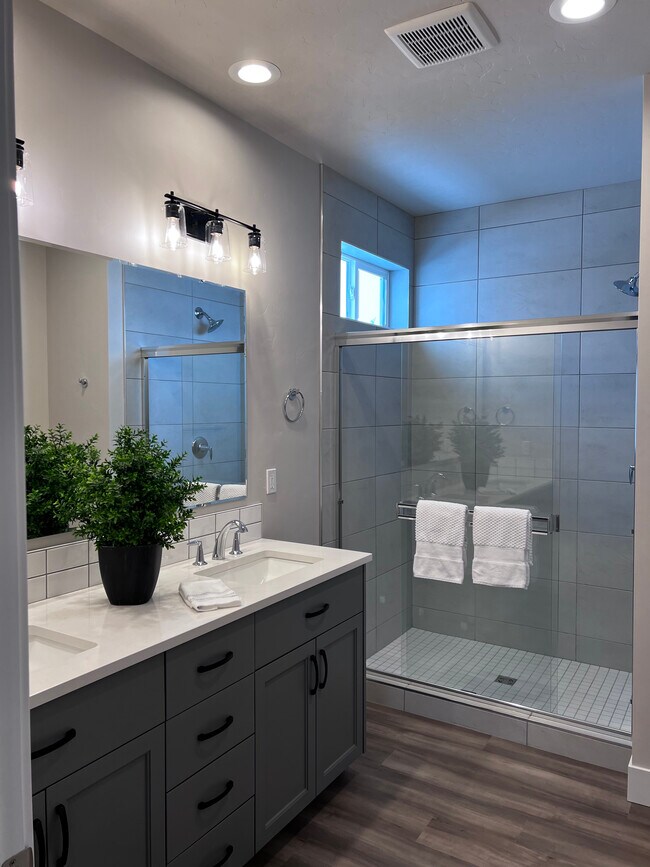 Master bathroom shower - 4651 E Musselshell Dr