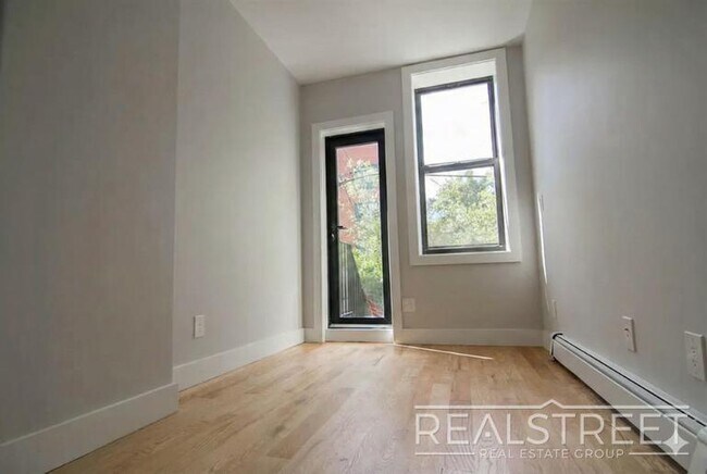 Foto del edificio - Putnam Avenue